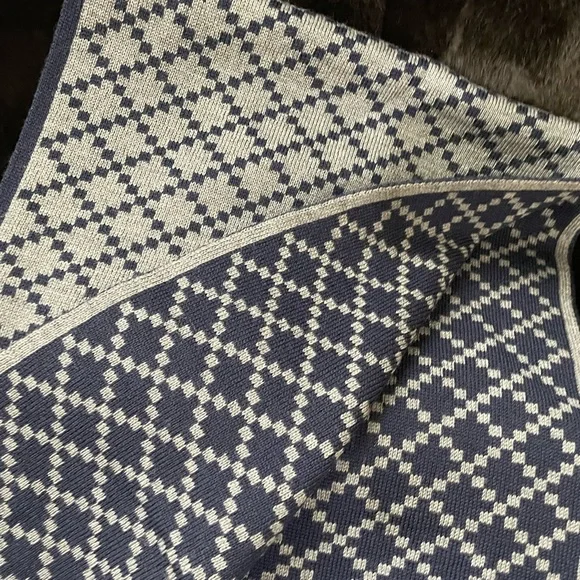 NEW! Gucci Navy and Gray Diamond Script Logo Wool Scarf - Picture 5 of 6